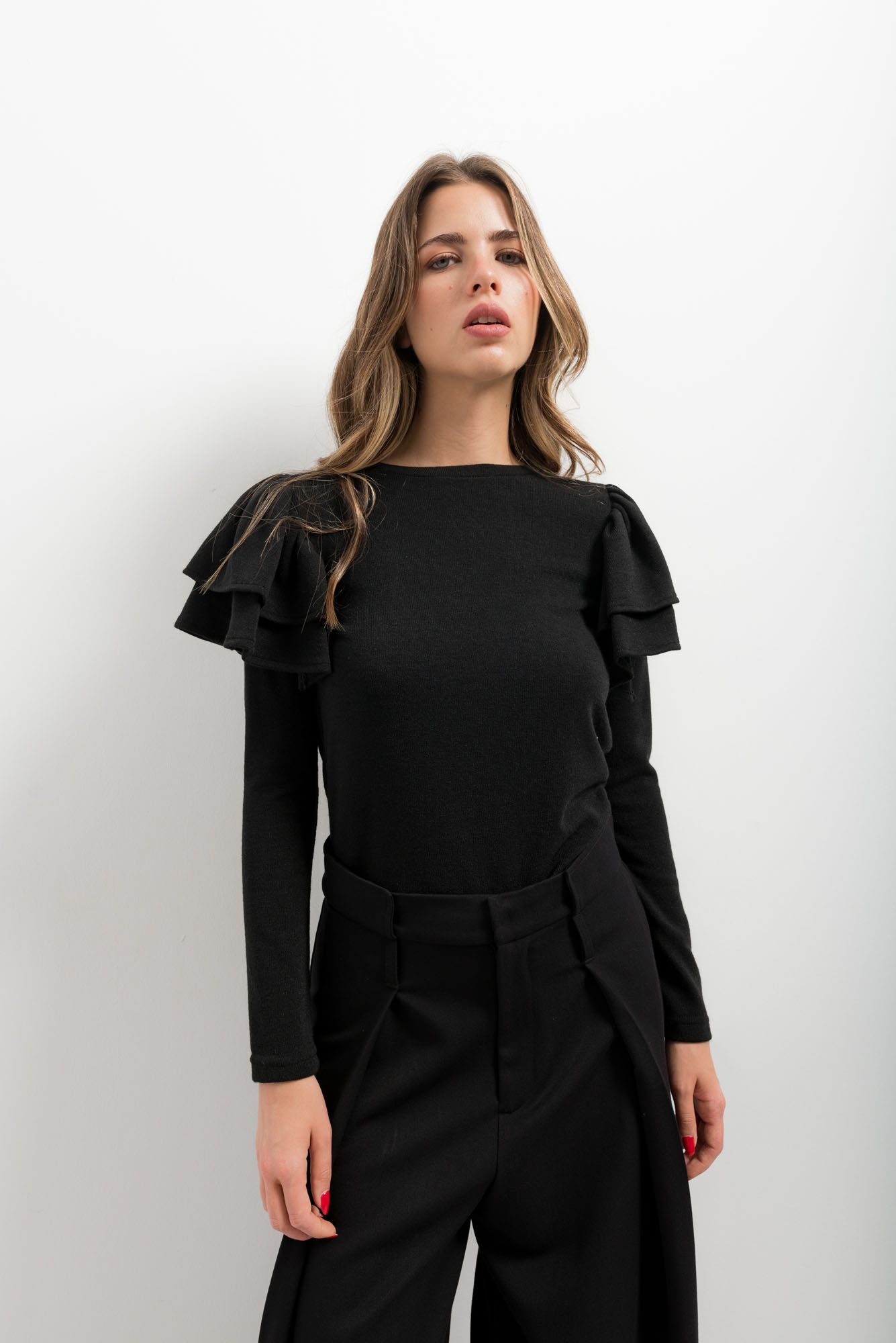 Jersey de punto con detalle de volantes en color verde y crudo