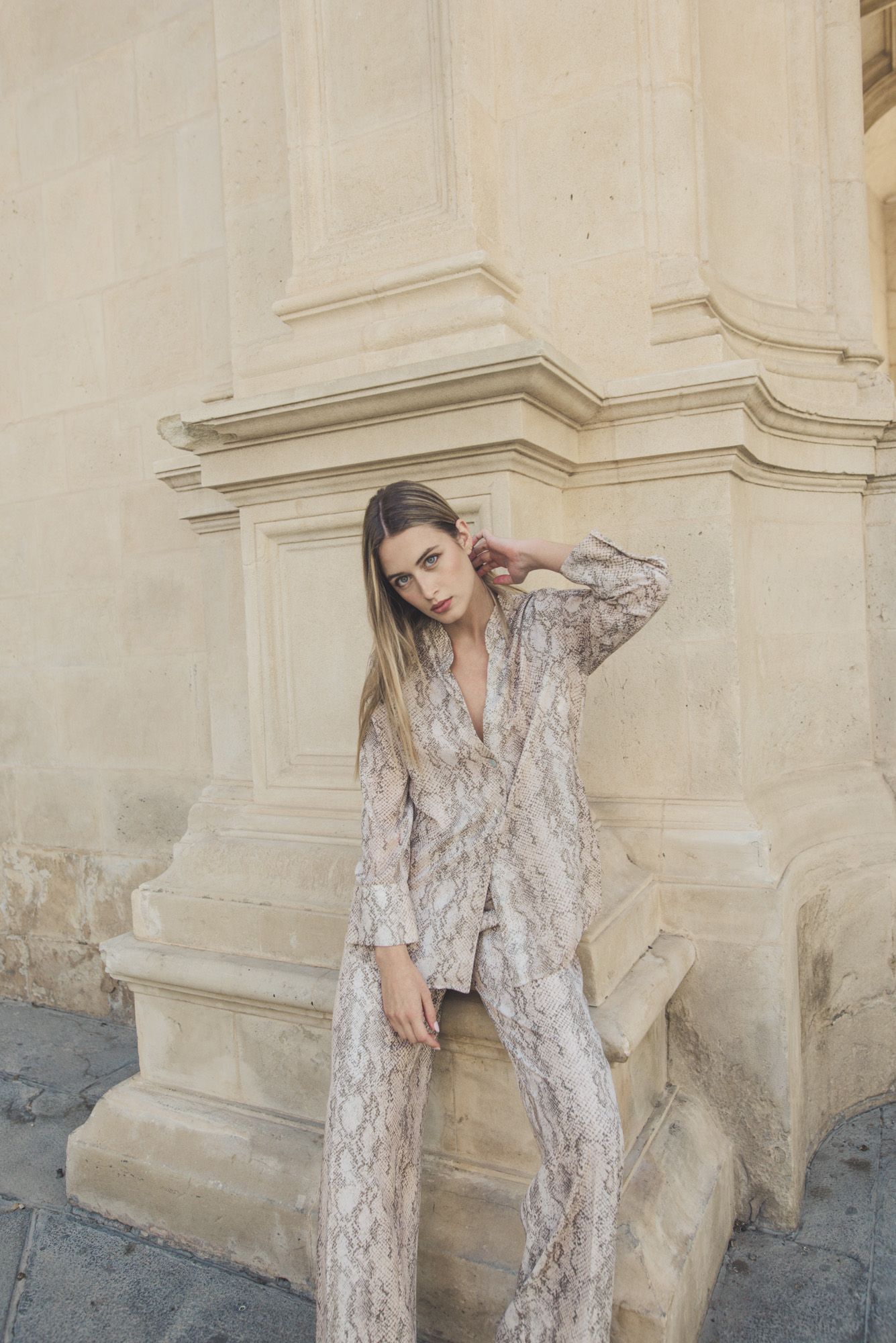 Pantalón con estampado animal print beige para mujer