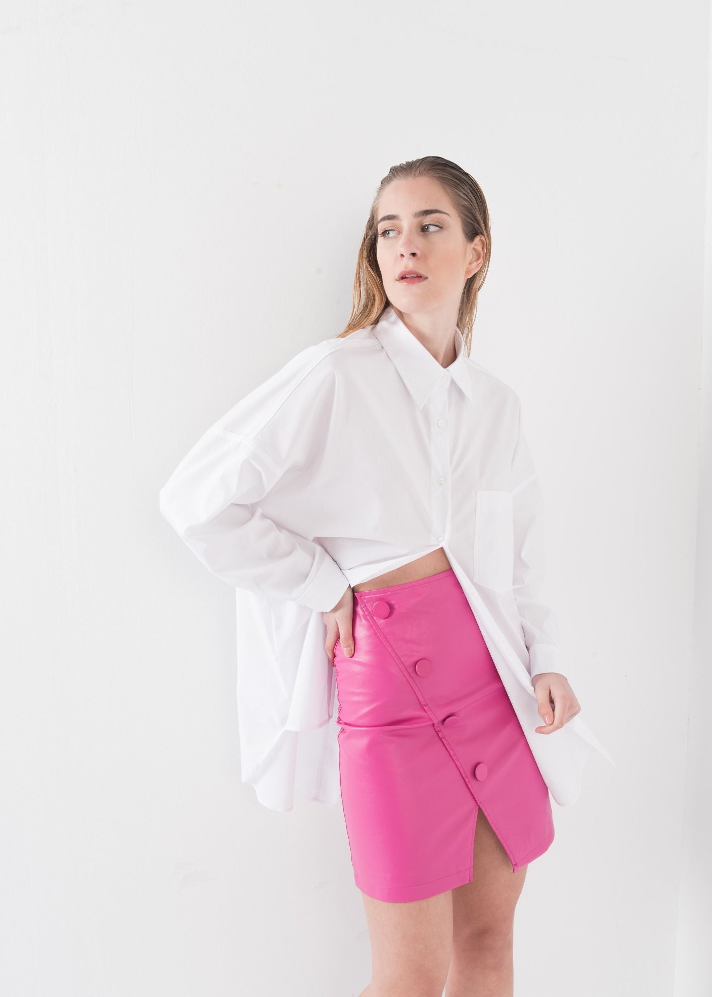 Falda mini efecto piel fucsia crudo cruzada