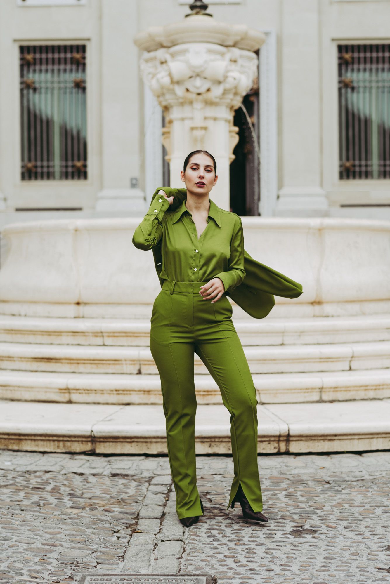 Pantalón recto color verde con detalle de apertura en los tobillos.