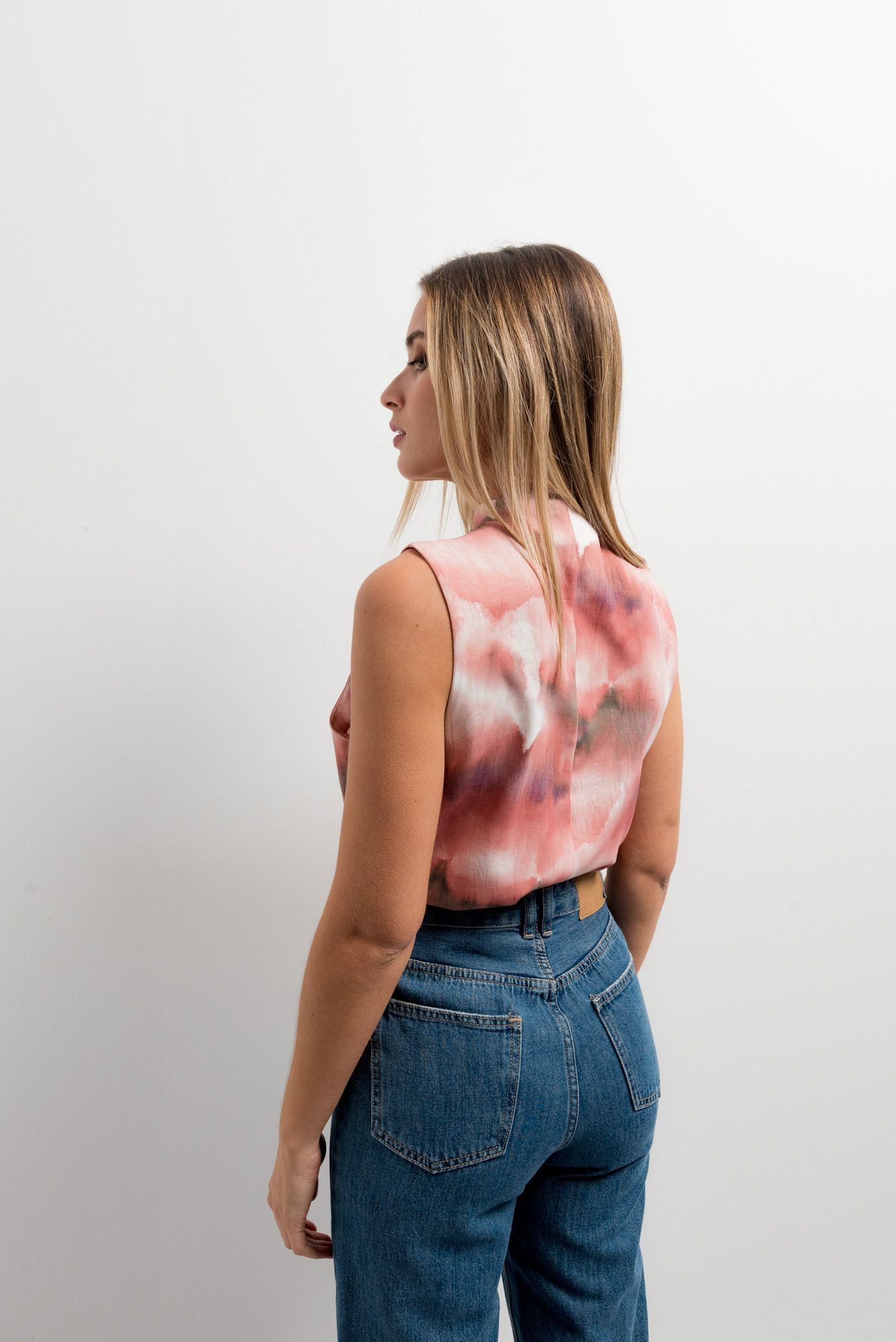 Blusa cruzada con estampado floral rosa para mujer diseño español
