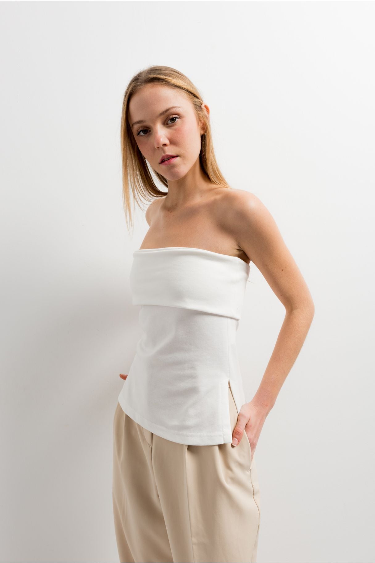 Top aberturas de color crudo de Emarola & Co elegante y fresco para el verano