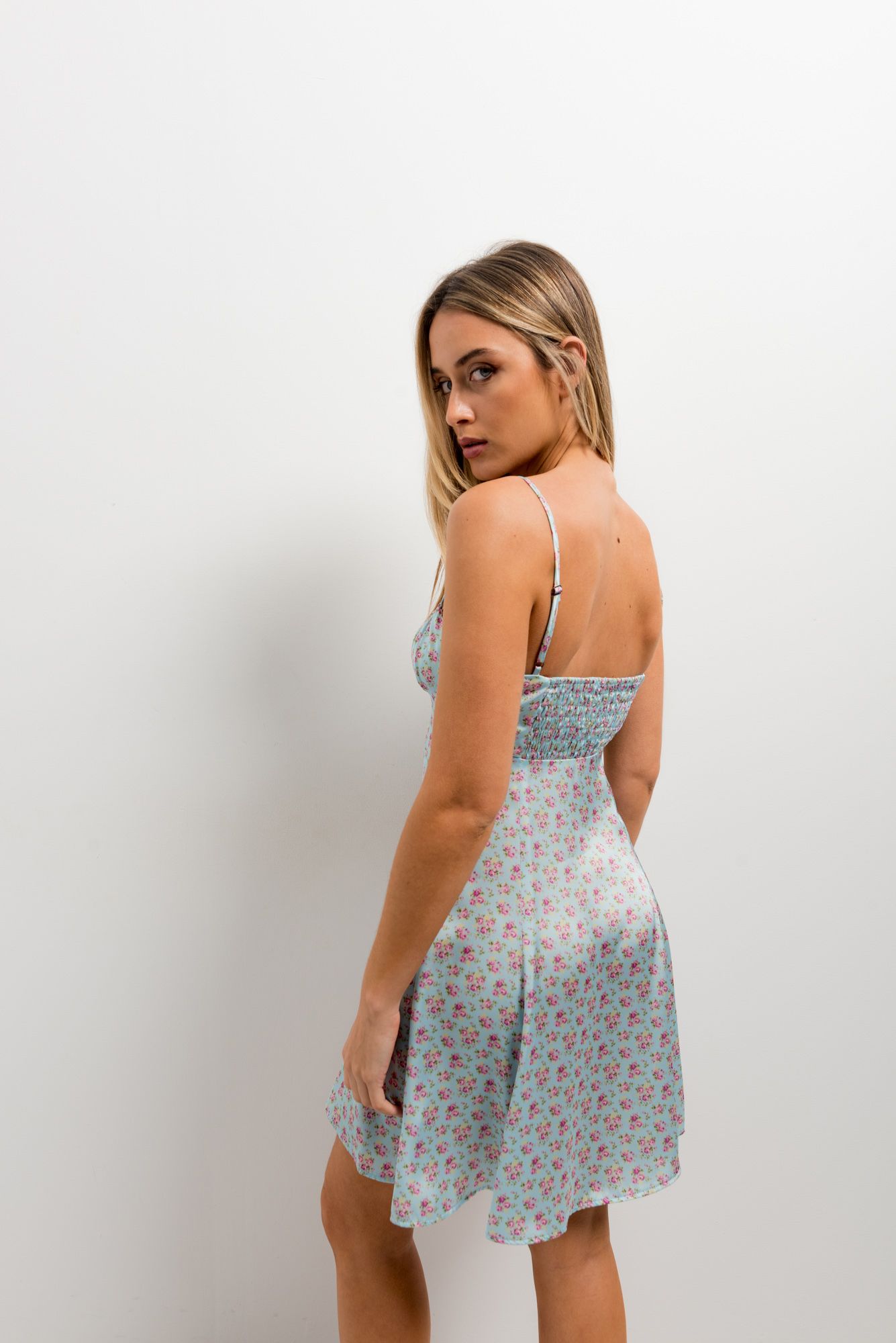 Vestido satinado con estampado floral de acabado fluido
