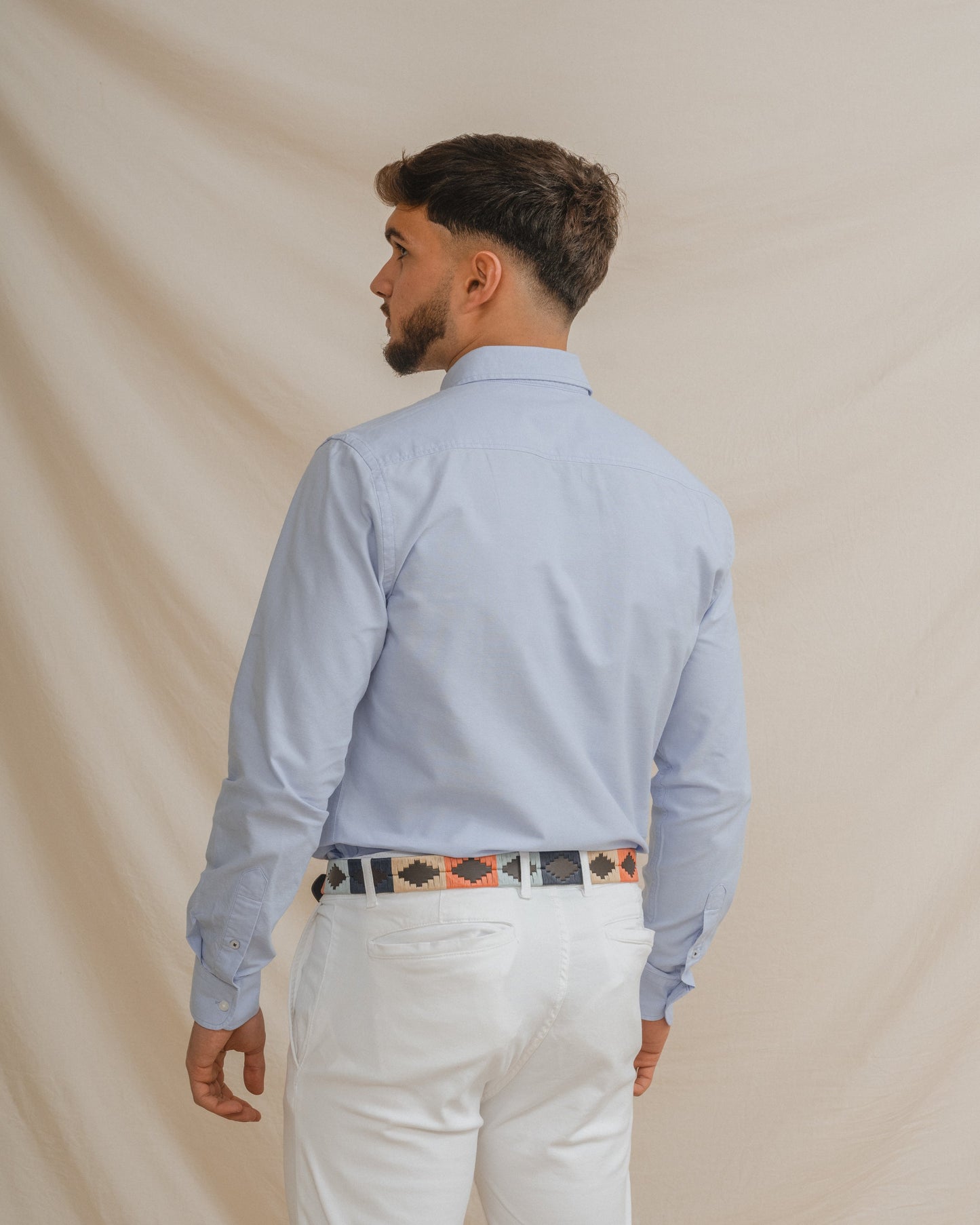 Camisa Oxford azul celeste para hombre con manga larga y detalle de logo.