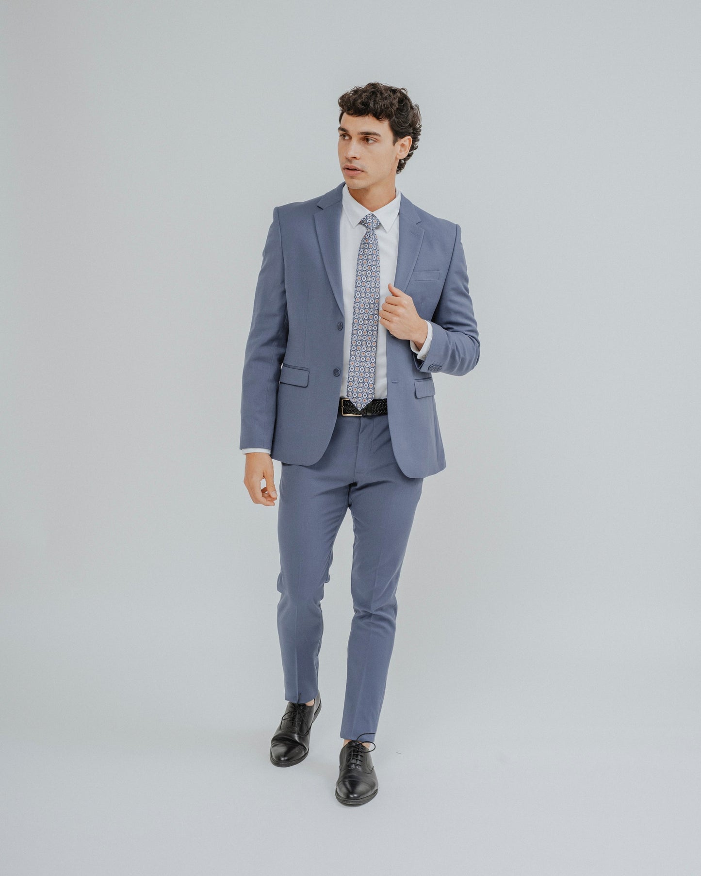 Camisa de vestir blanca de hombre de manga larga y cuello formal sin botón.