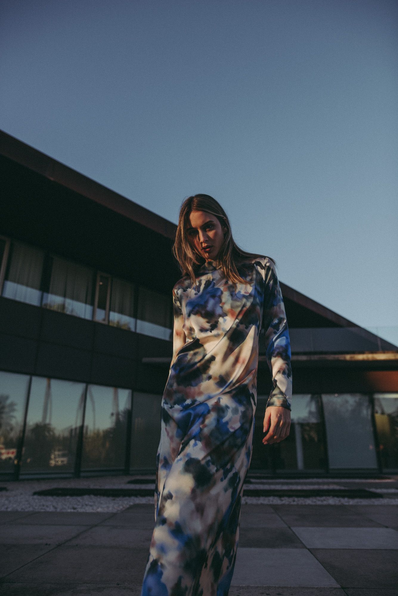 Vestido midi estampado de manga larga con caída fluida diseño español