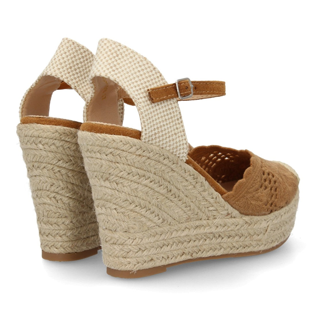 Alpargata camel con diseño bordado en punta y cuña de esparto.