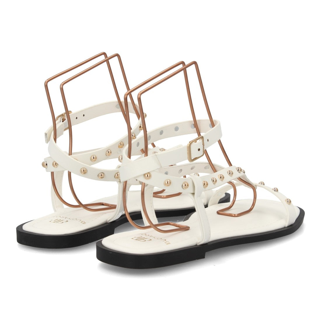 Sandalia plana blanca con tachuelas metálicas estilo romano