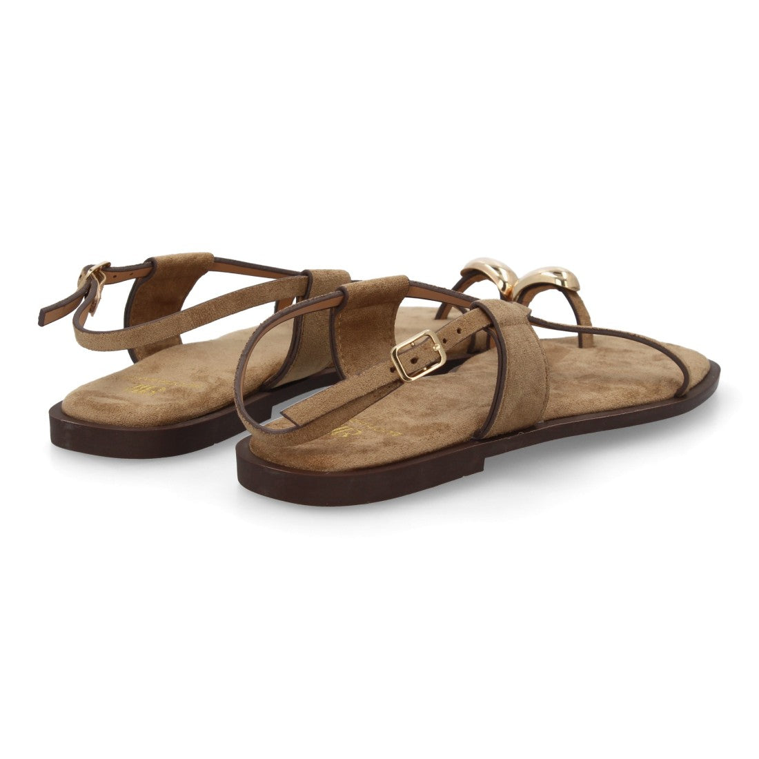 Sandalia plana beige mujer con tira frontal y cierre de hebilla.