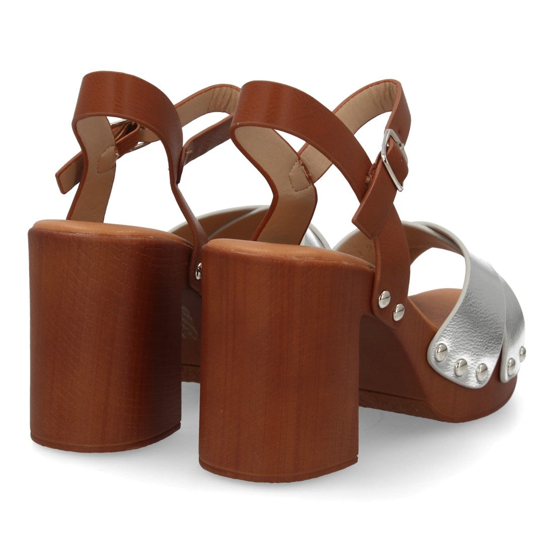 sandalia tacón madera plata tiras tachuelas