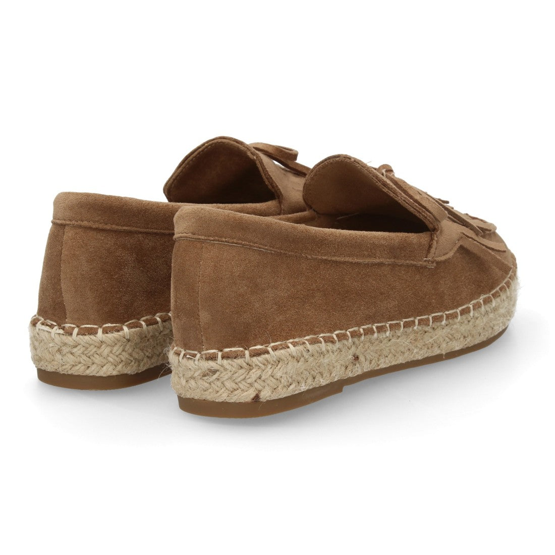 Alpargata plana verde kaki con detalle de flecos y suela de cuerda natural.