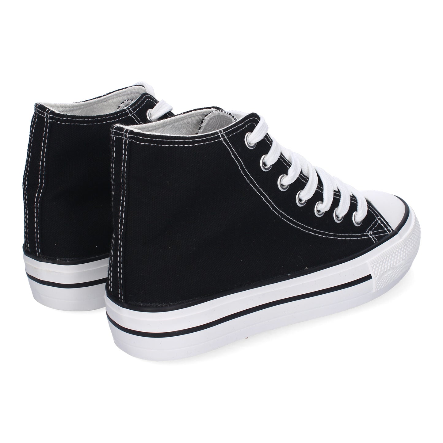 Bamba abotinada para mujer de color negro con cierre de cordones.