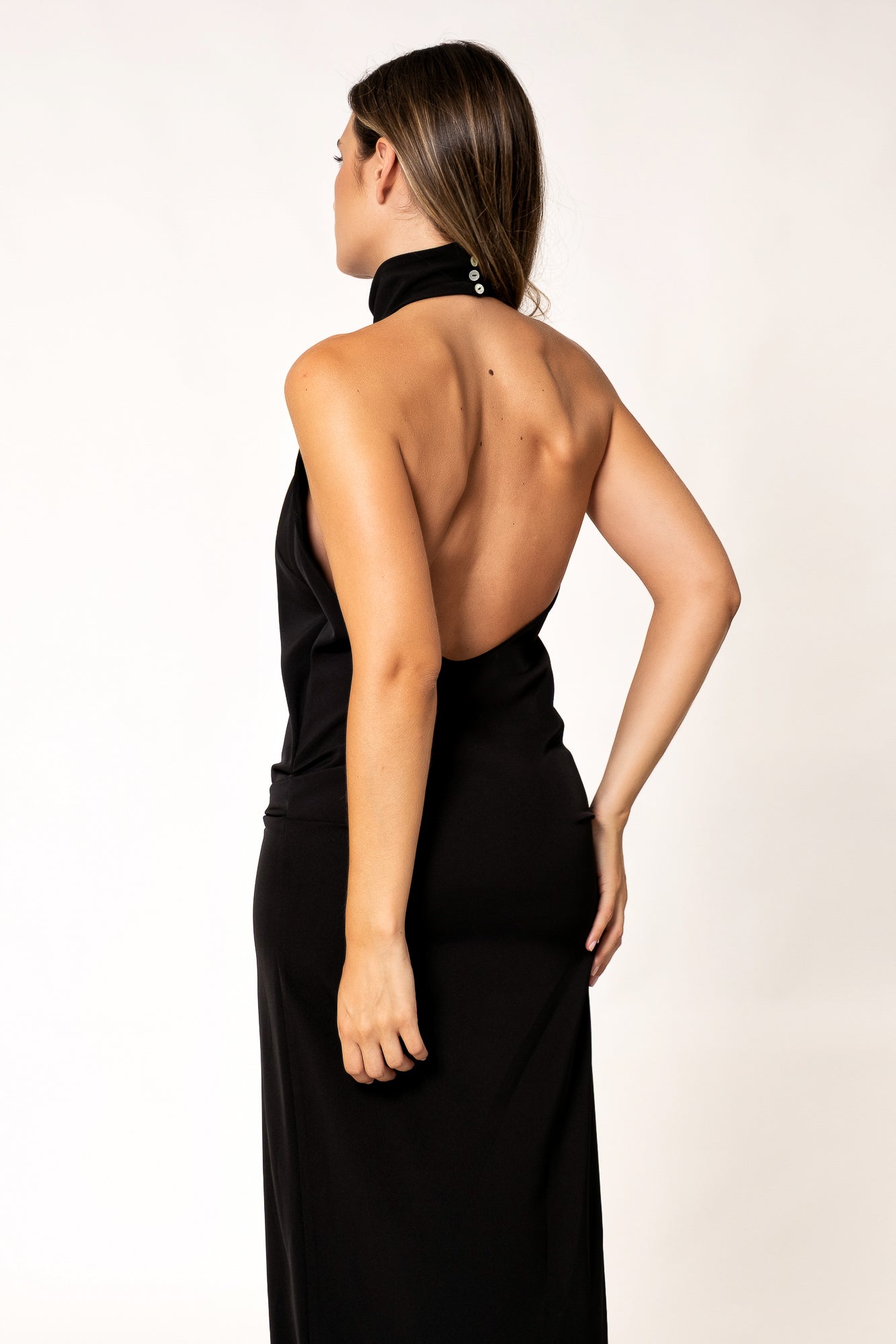 Vestido midi negro ajustado cuello halter con espalda descubierta
