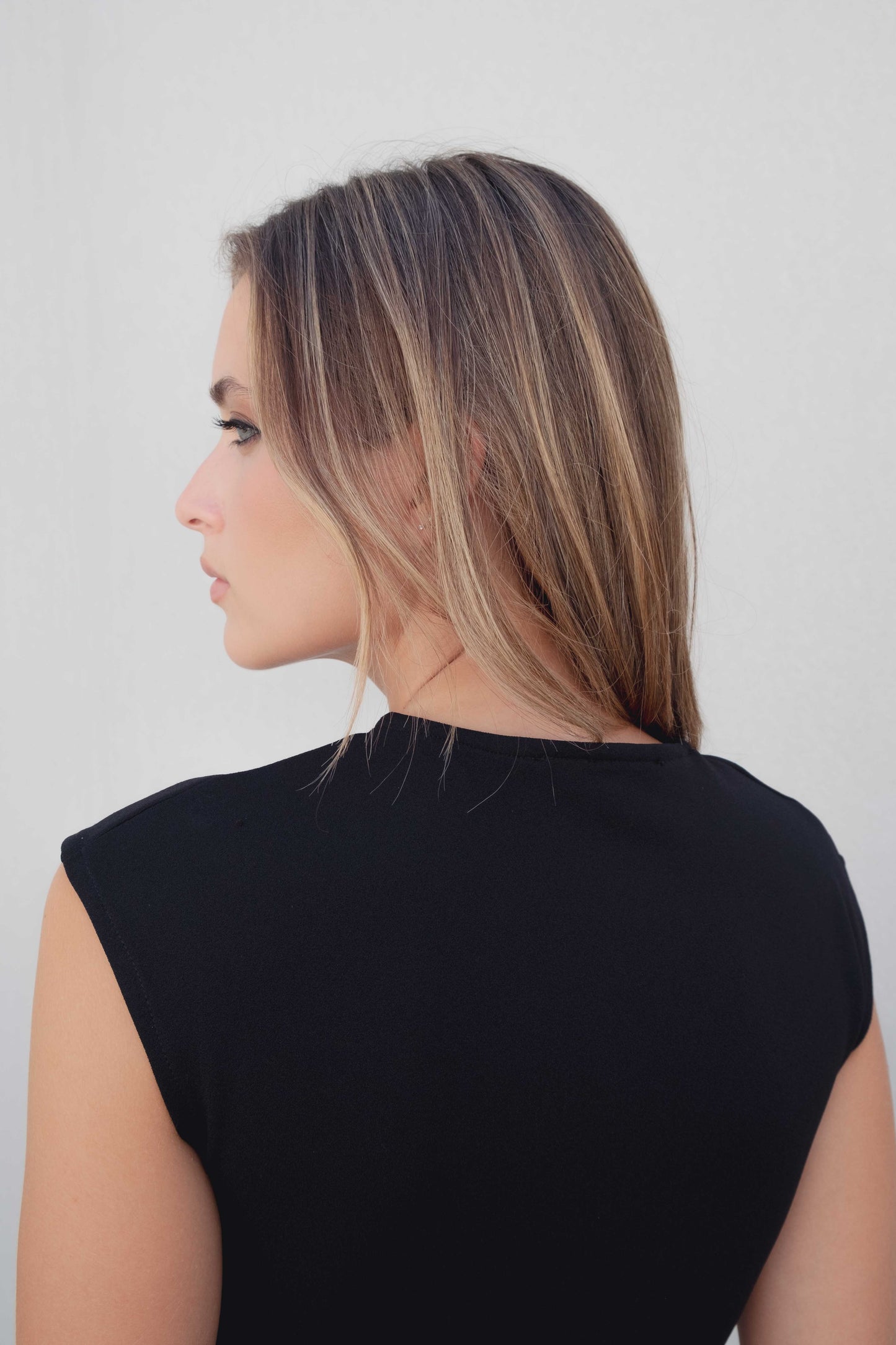 Vestido midi negro cruzado aplique dorado lateral