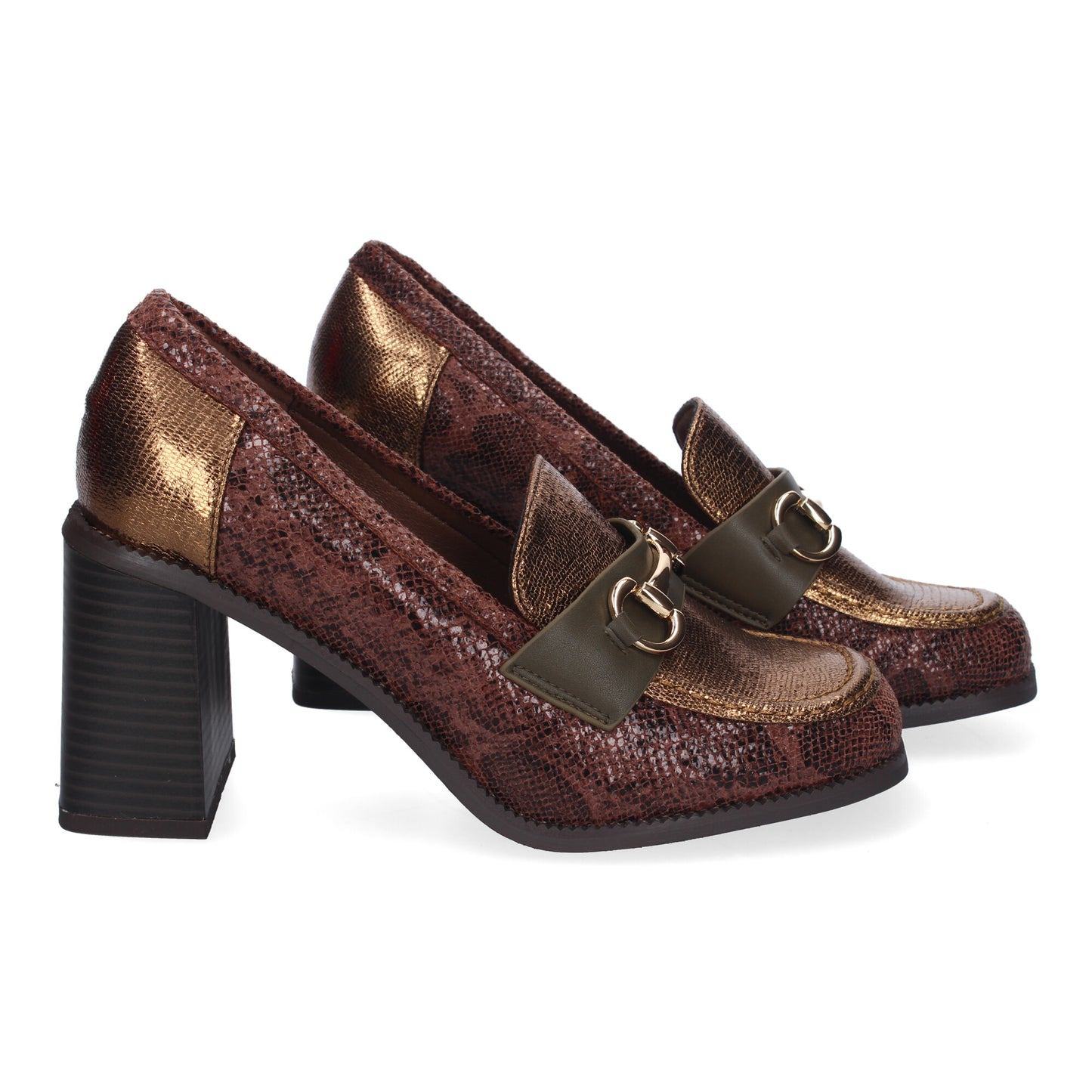 Mocasín de Tacón Café con Detalle Metálico