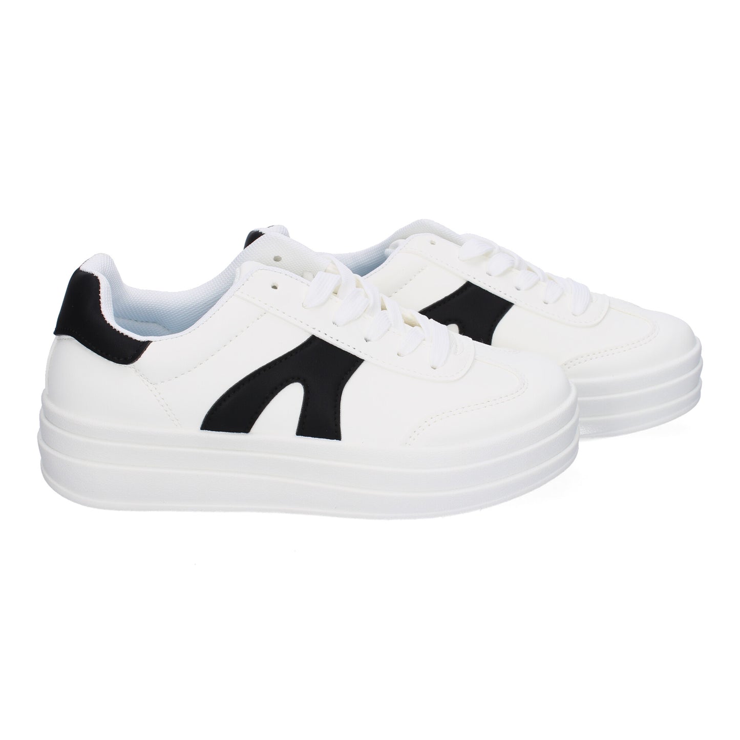 Zapatillas deportivas planas de mujer en color blanco, cómodas para uso diario.