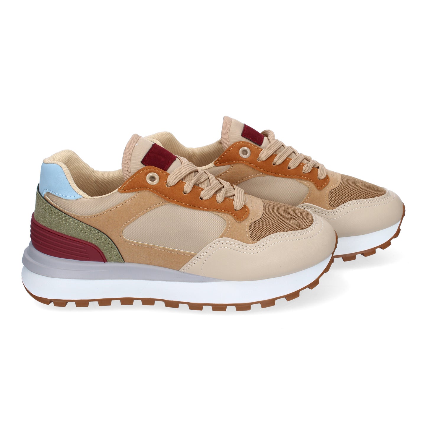 Zapatillas planas deportivas de mujer en color beige con puntera redonda y cordoneras.
