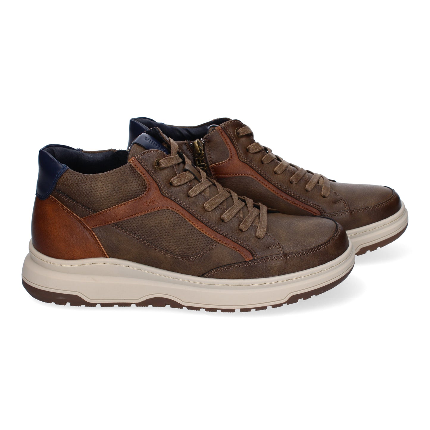 Zapatilla casual abotinada de hombre en color taupe, con puntera redonda, cordones y cremallera.