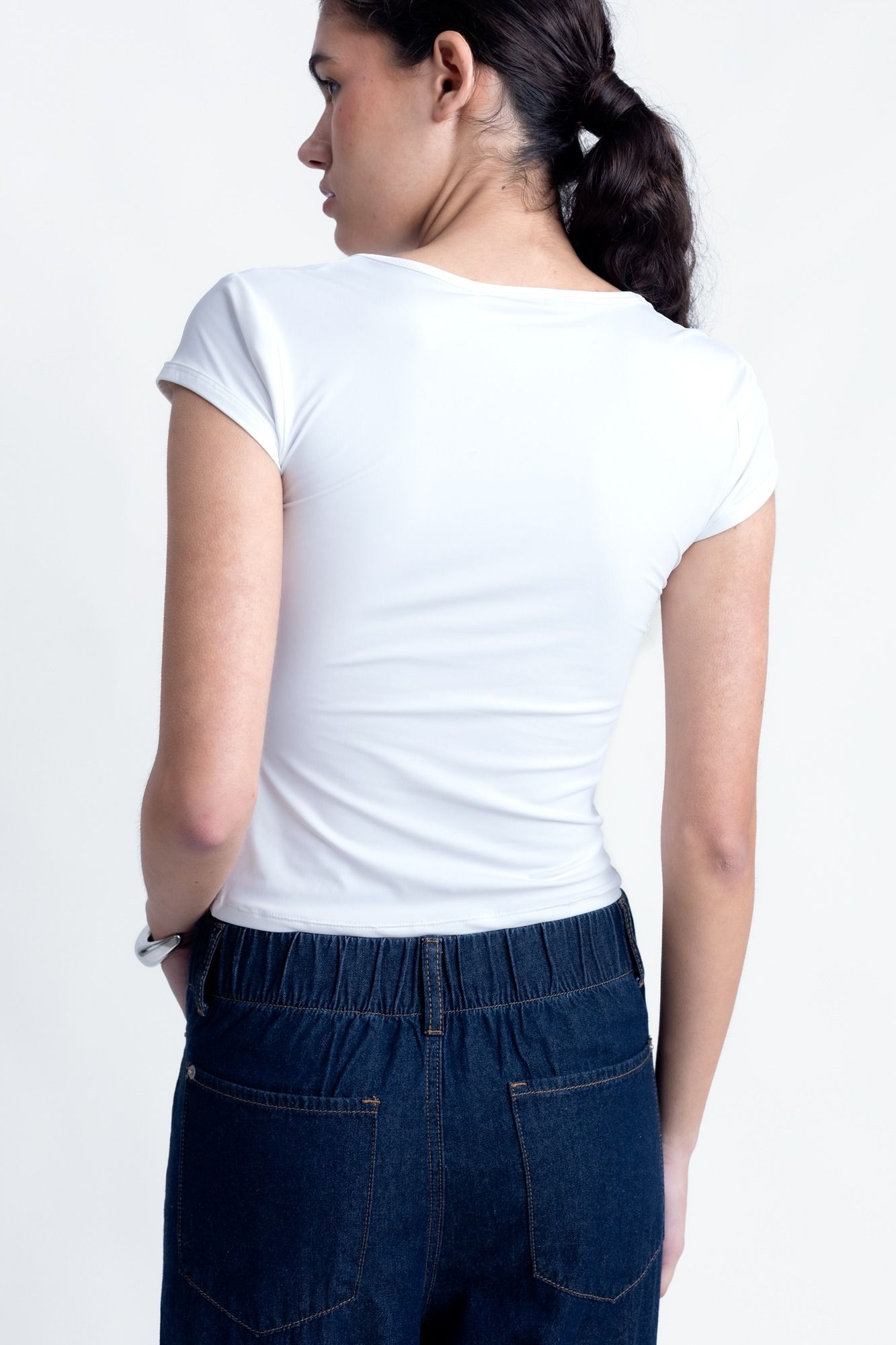 Camiseta básica de poliamida premium para mujer color crudo, top ajustado de manga corta y cuello redondo suave elástico