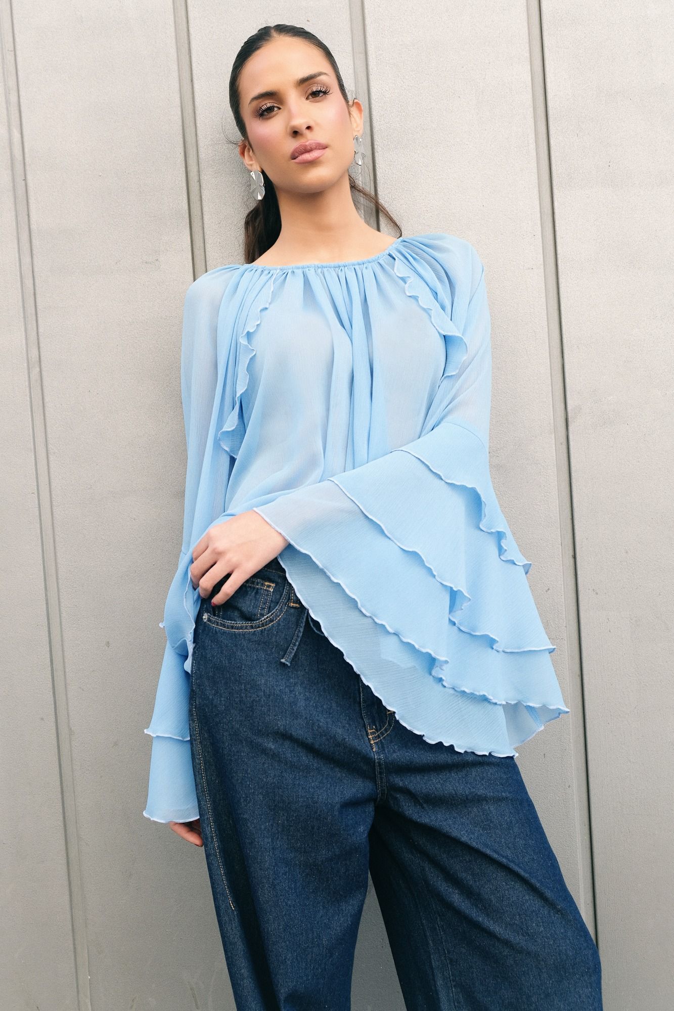 Blusa fluida con detalles de volantes románticos