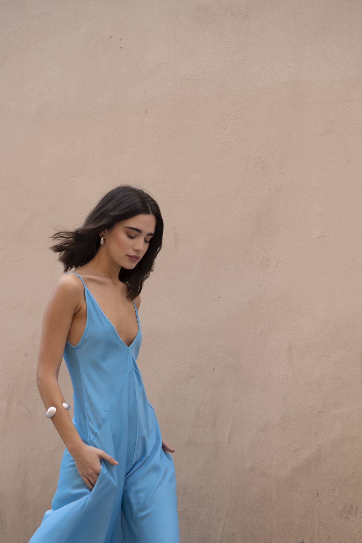 Vestido midi de tirantes finos para mujer en color celeste claro, con escote en V y falda vaporosa de fiesta.