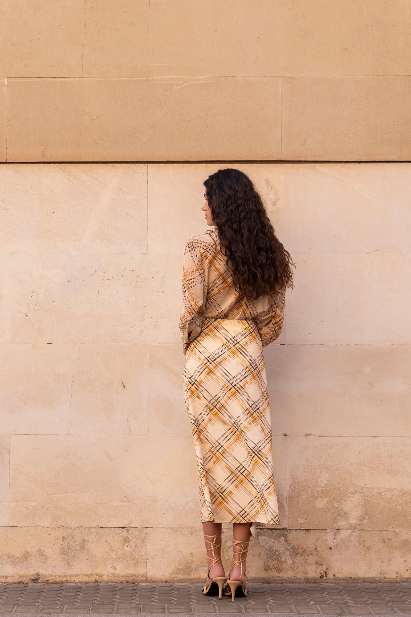 Falda midi envolvente de diseño asimétrico con lazo lateral y estampado de cuadros en color beige
