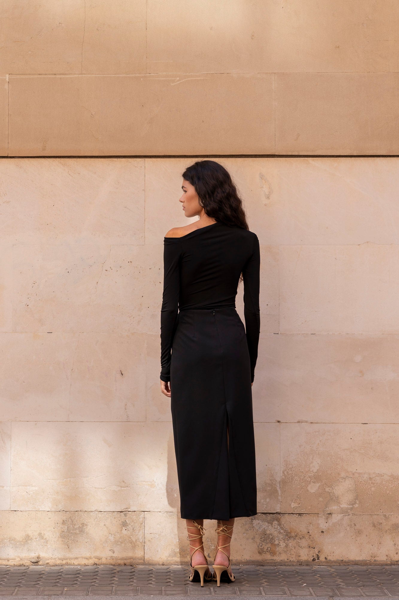 Falda midi con aberturas color negro