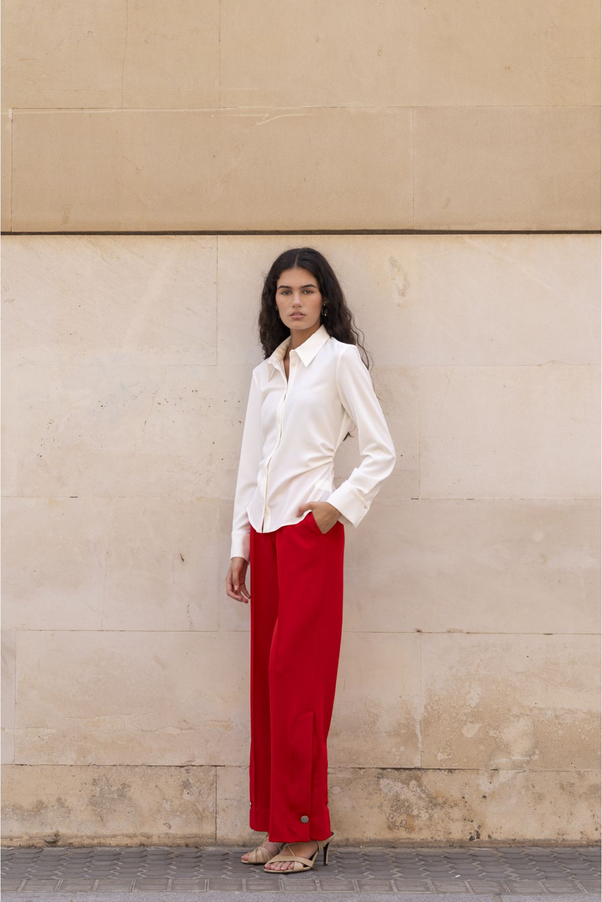 Camisa de textura suave con pliegues frontales