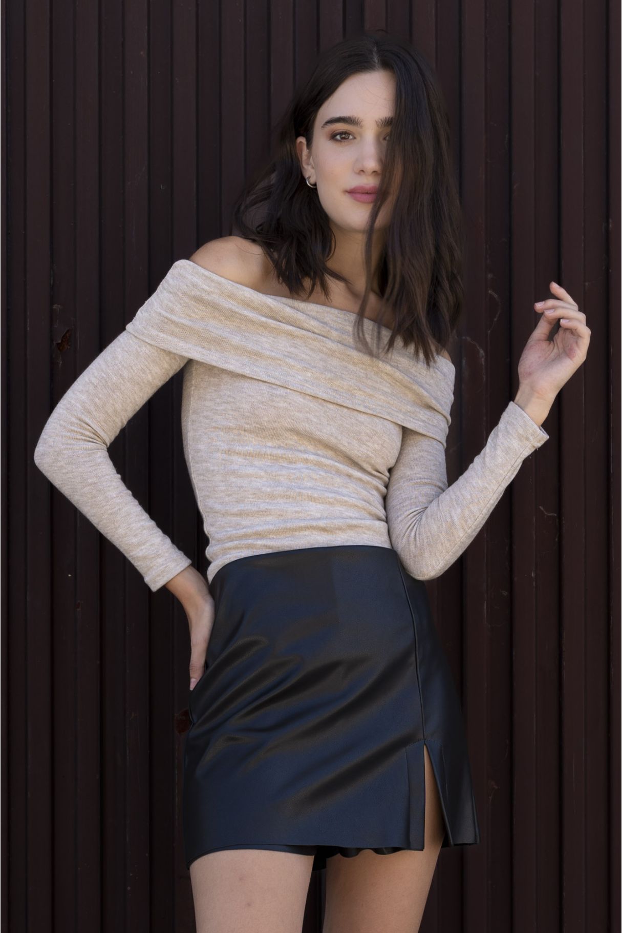 Minifalda pantalón de efecto piel con acabado mate y cierre lateral en color negro