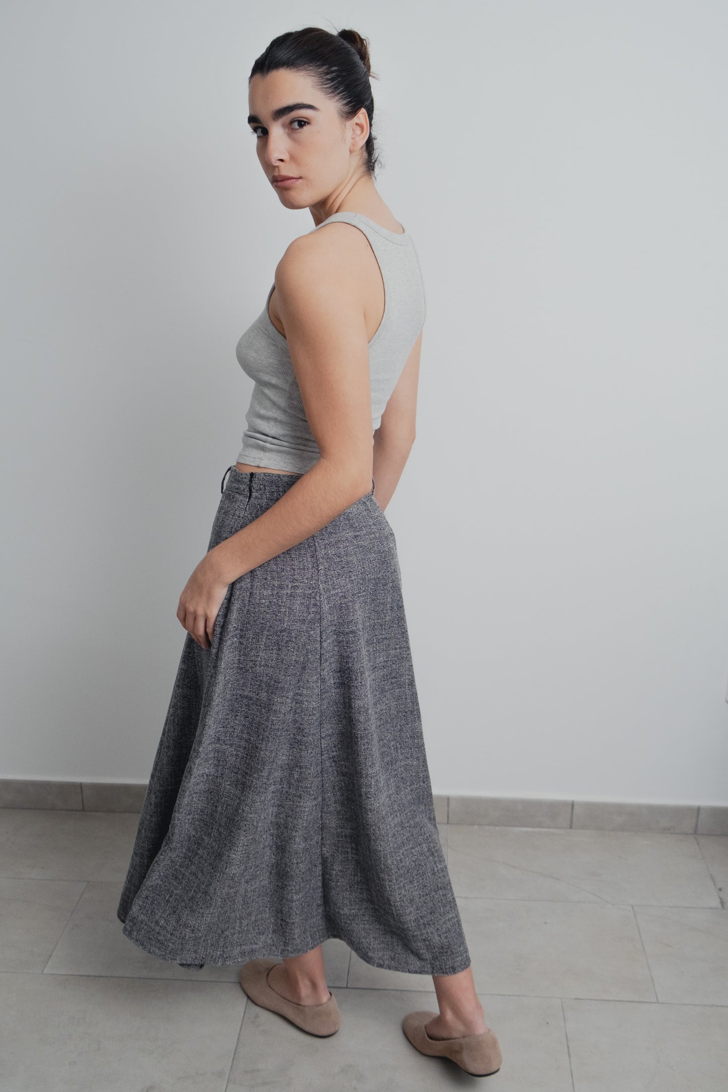 Falda midi estructura negra de tiro alto con diseño español