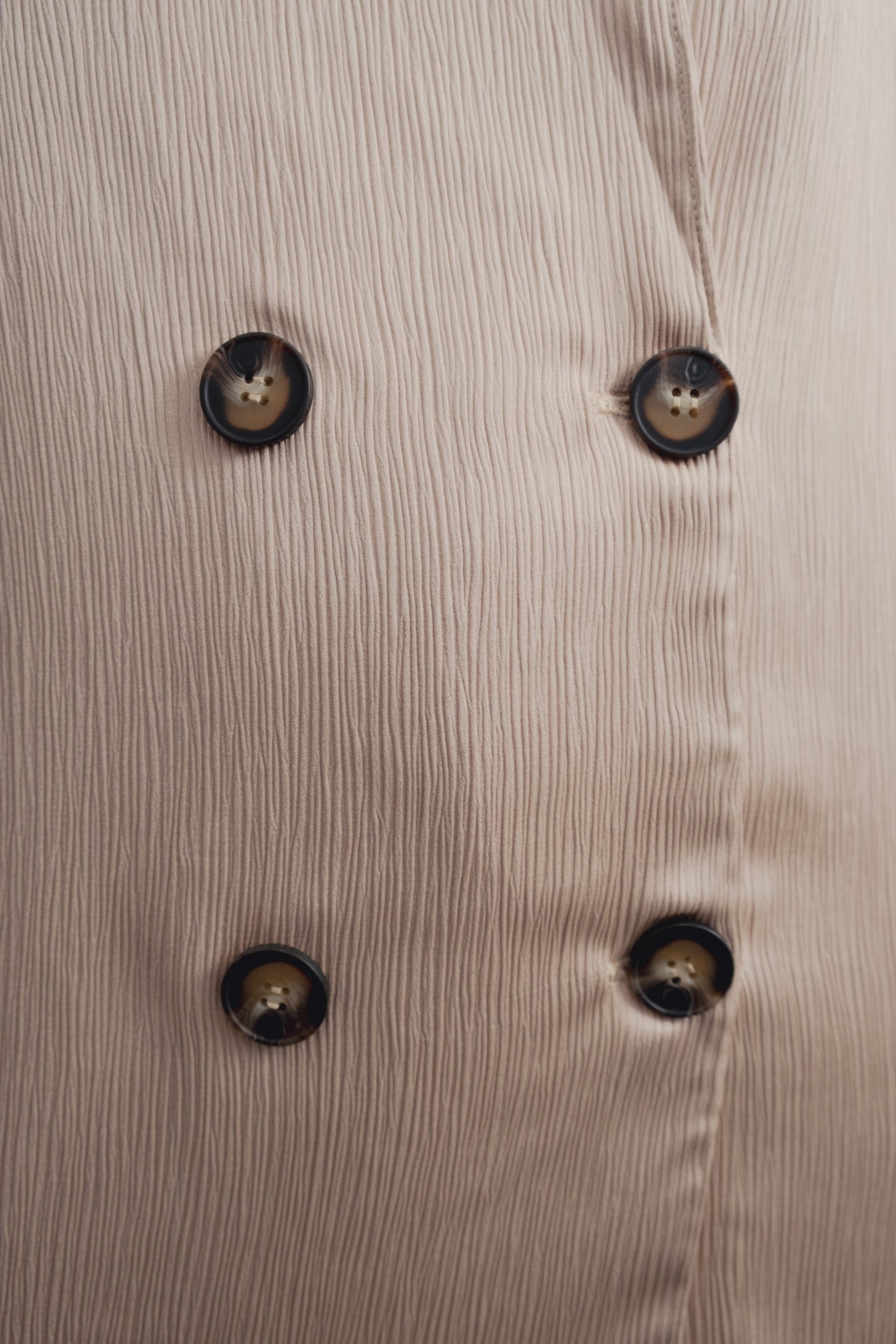 Blazer satinada beige de cierre cruzado diseño español