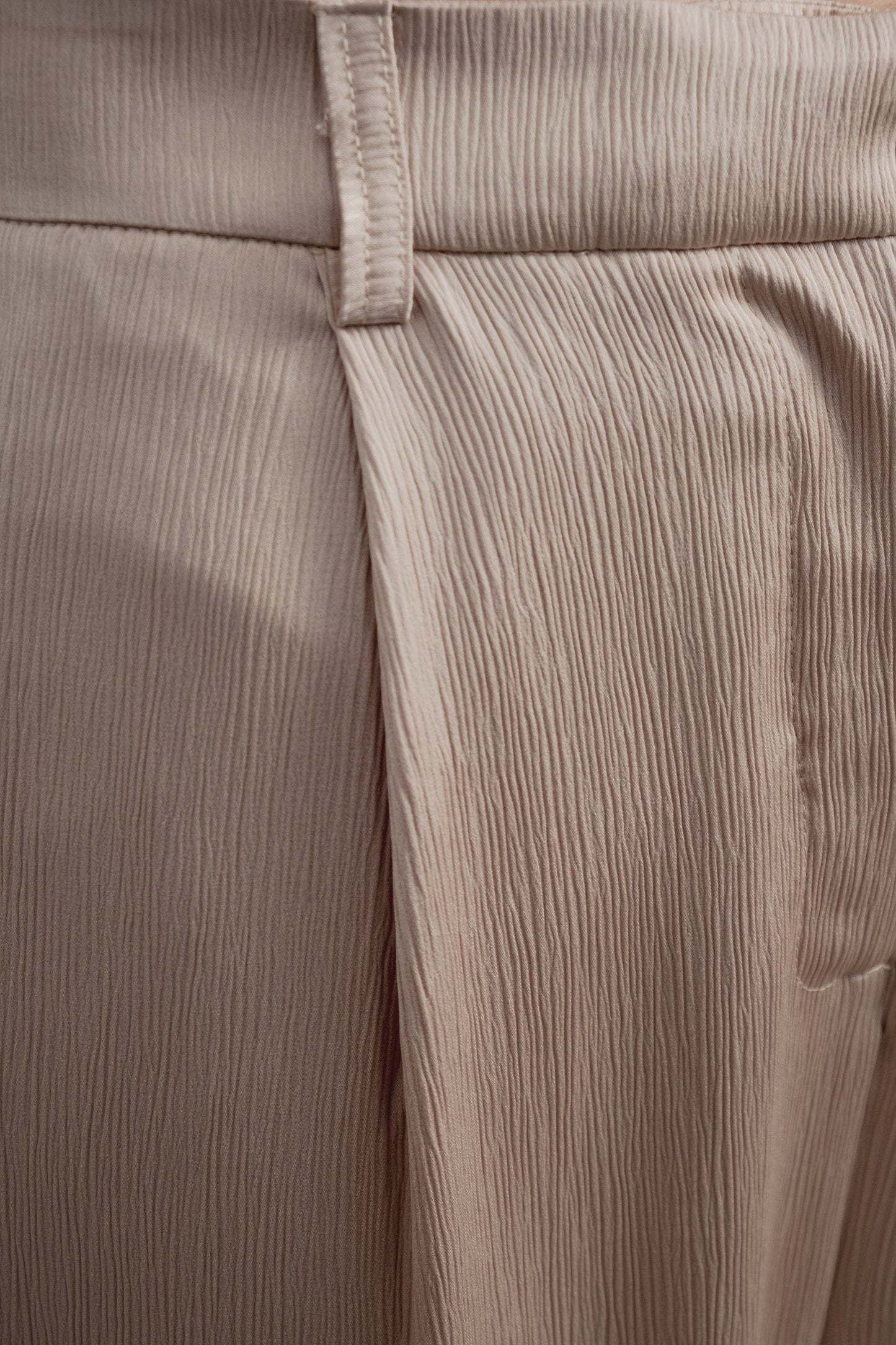 Pantalón fluido satinado beige de tiro alto diseño español