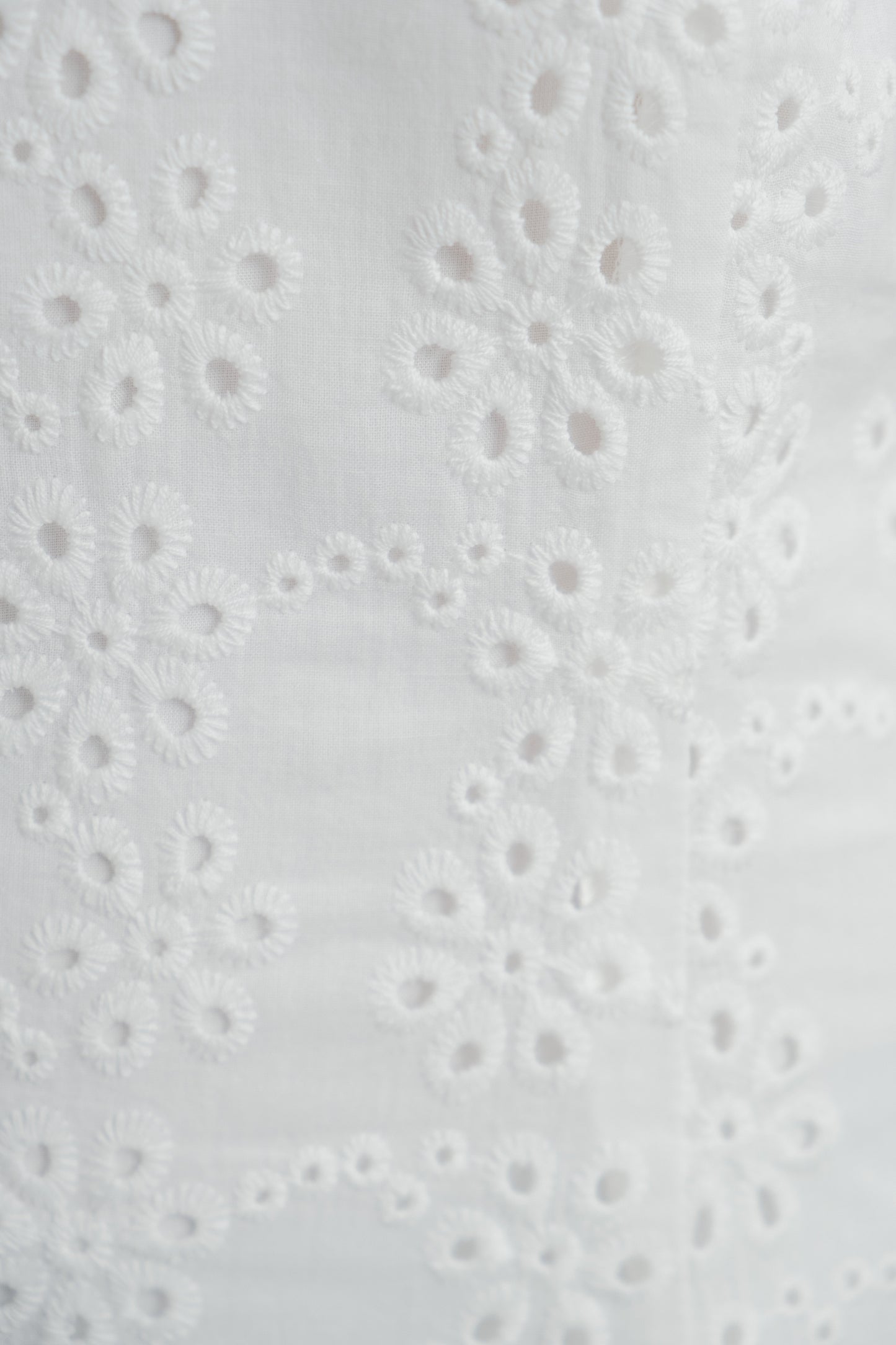 Vestido midi blanco perforado bordado suizo