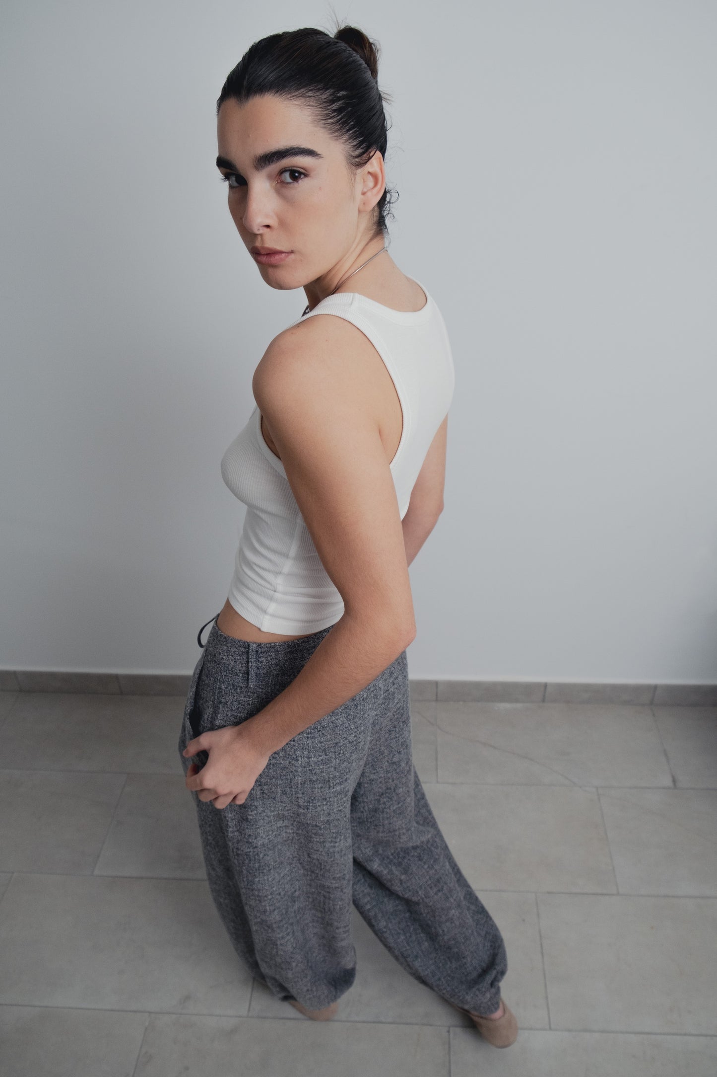 Pantalón estructura bombacho negro con puño diseño español