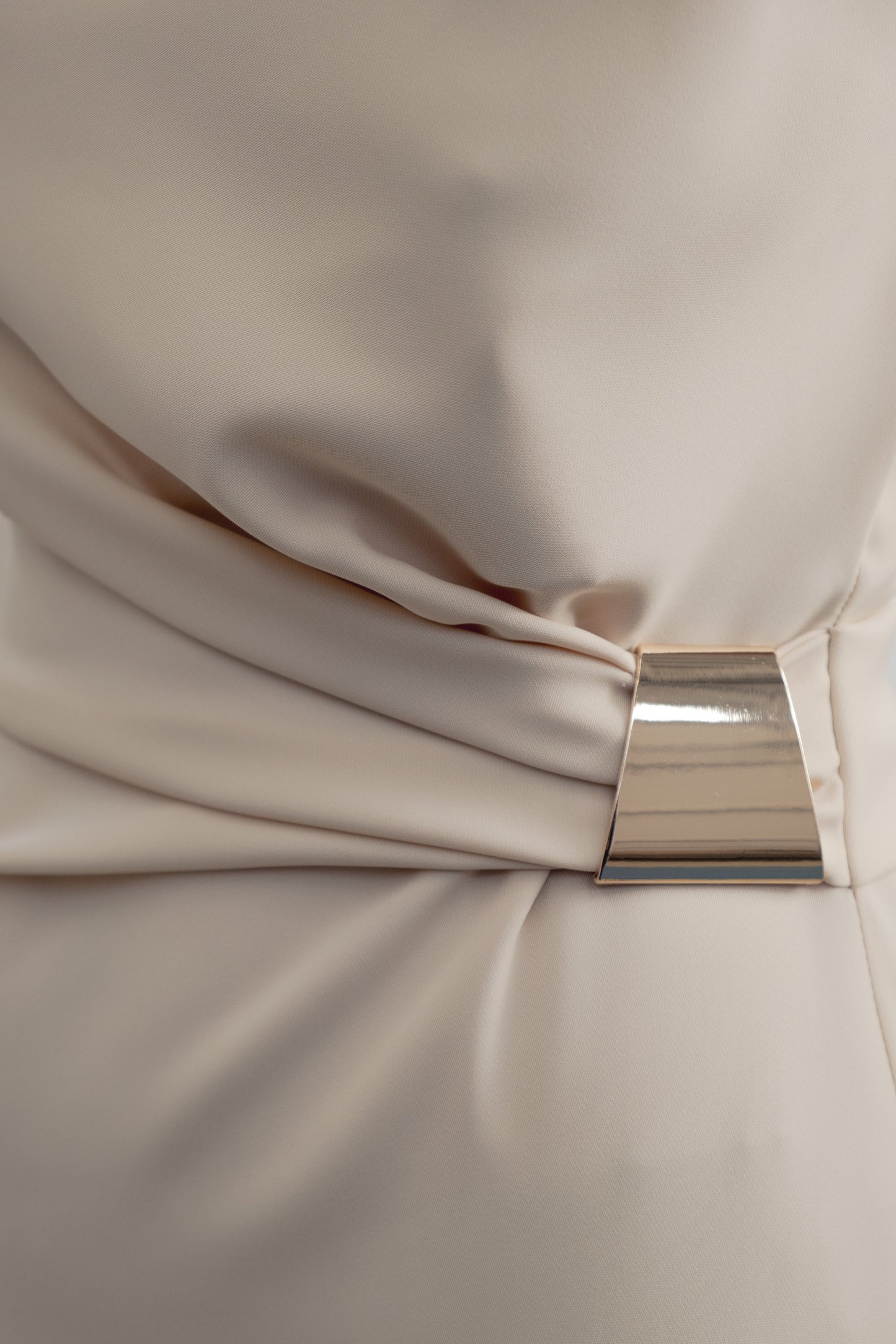 Vestido midi beige con aplique dorado y abertura diseño español