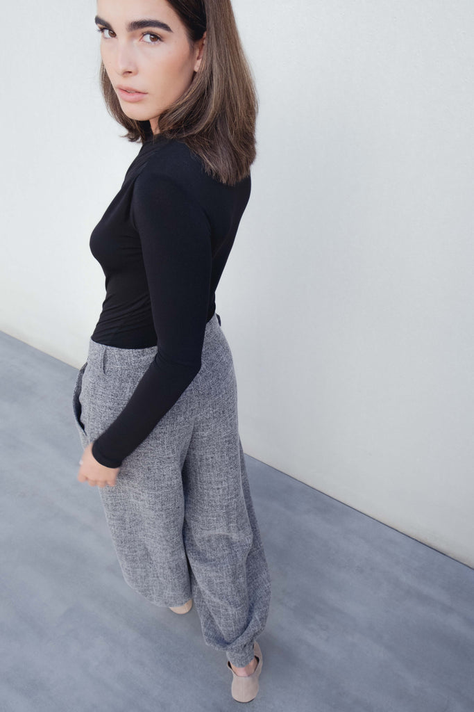 Pantalón de estructura bombacho negro con puño y pinzas