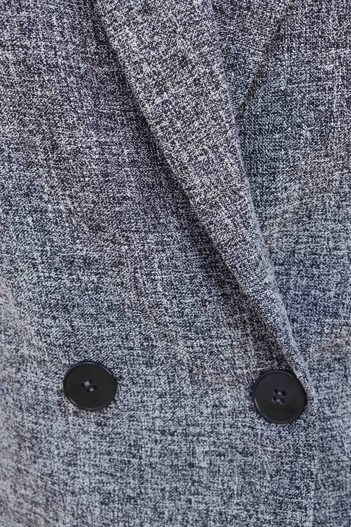 Blazer de estructura negra, corte cropped y cierre cruzado