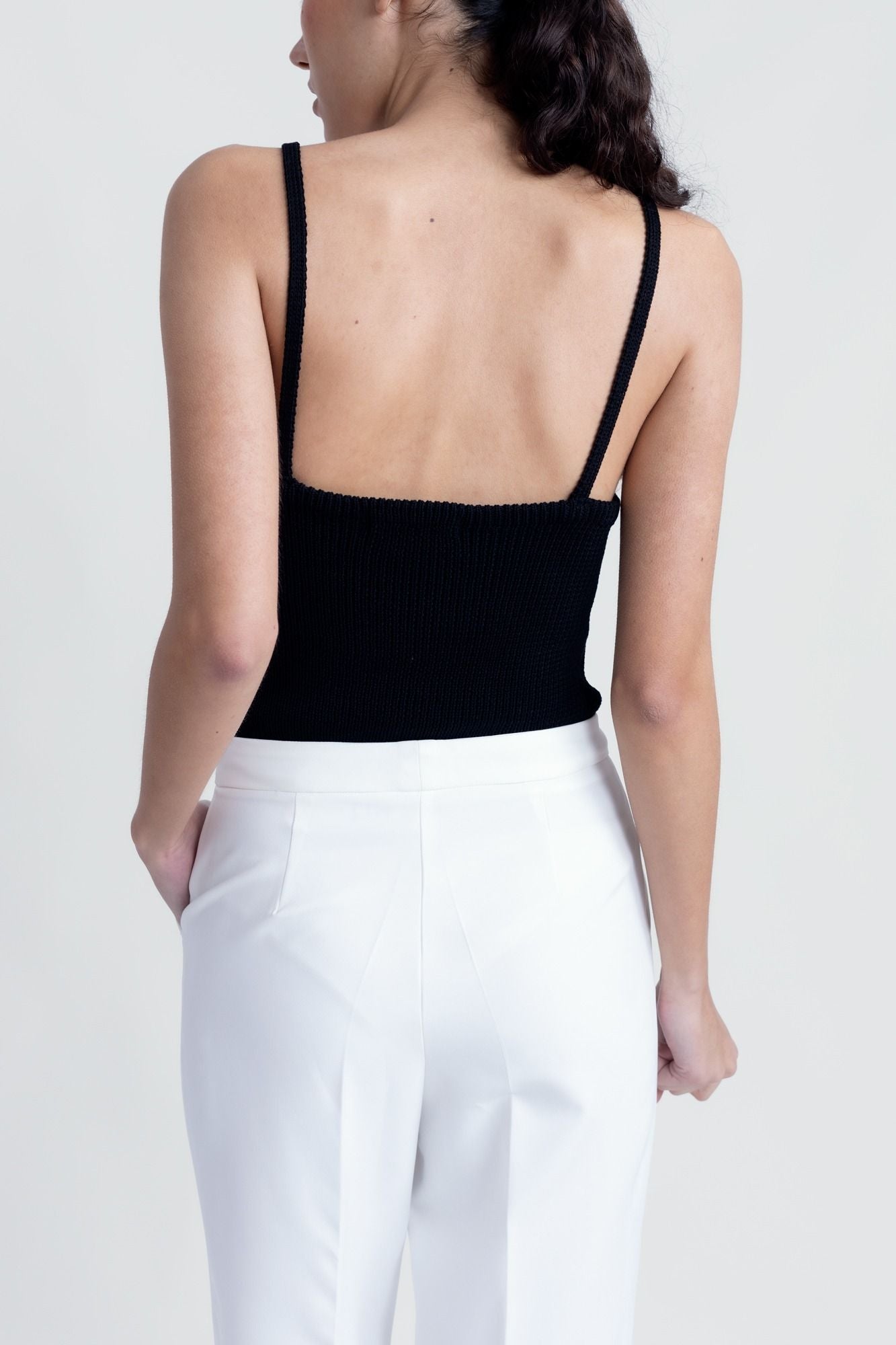 Pantalón recto de vestir en color crudo para mujer