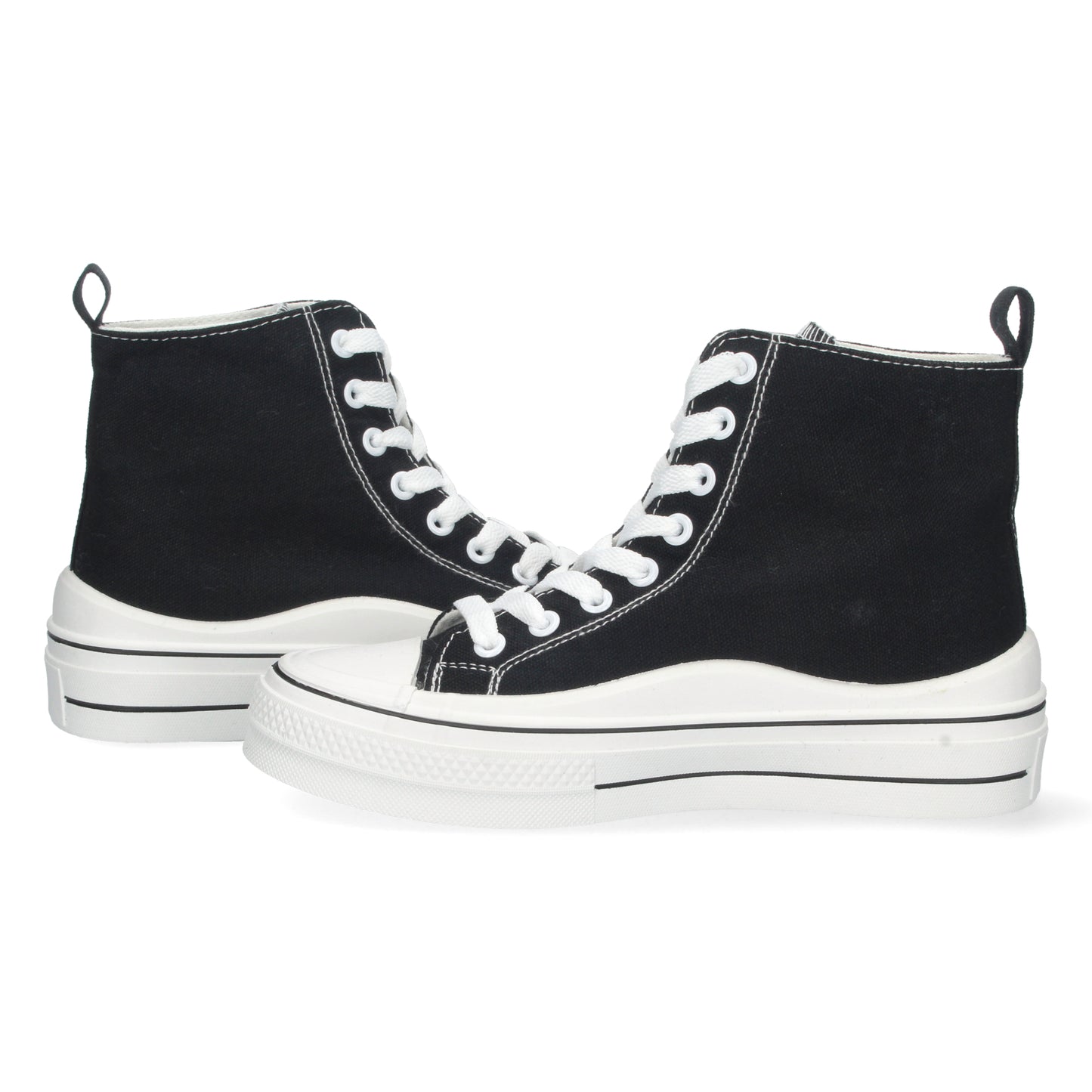 Zapatilla estilo Tenis color Negro Abotinada para Mujer Cómoda Detalle de Corazón Bordado Material de Lona y Cierre de Cordones