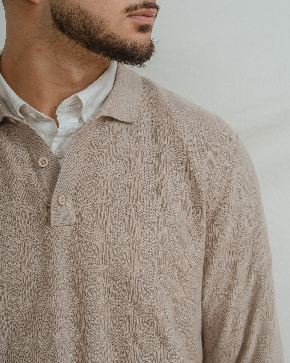 Polo de punto beige con textura de rombos para hombre
