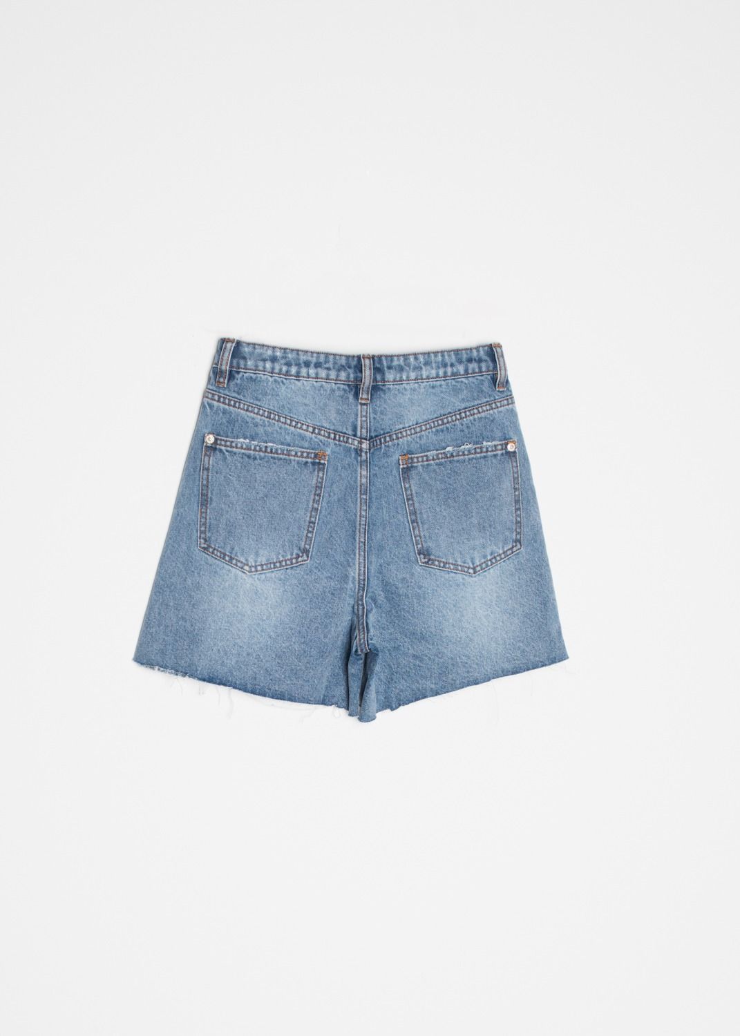 Bermudas denim clásicas de corte recto con costuras vistas en color azul vaquero