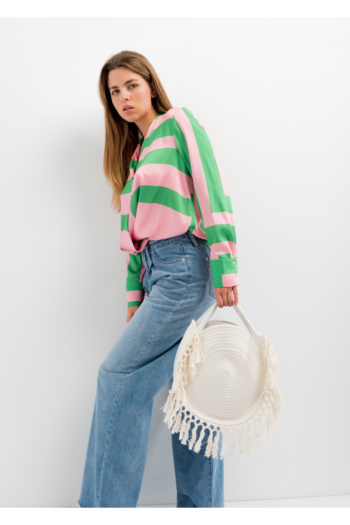 Bolso cesta redondo de mimbre trenzado artesanal con asas superiores en color crudo