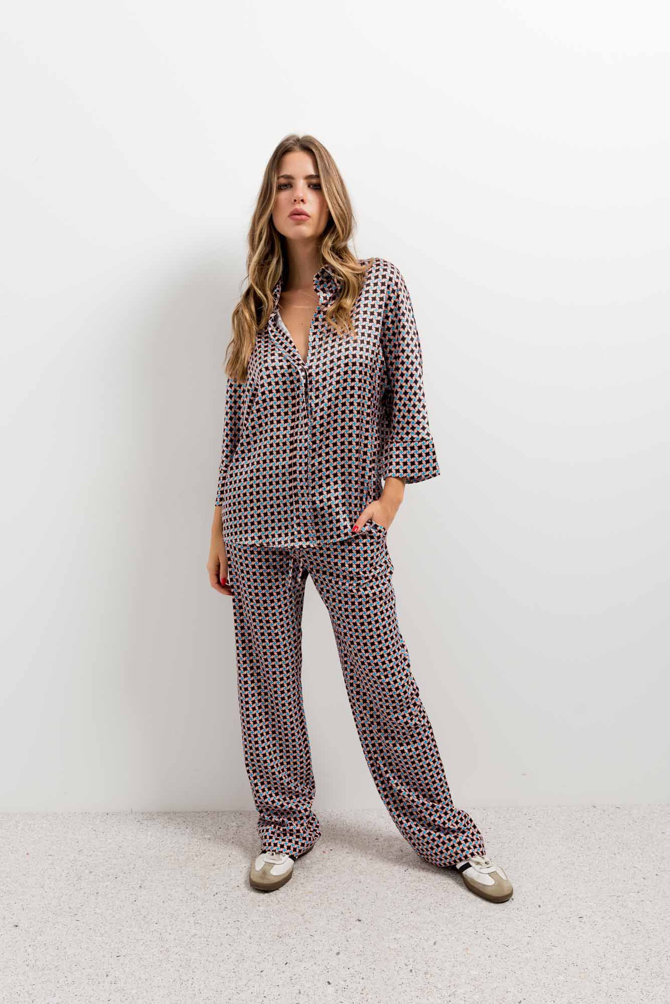 Pantalón recto para mujer con estampado geométrico diseño español