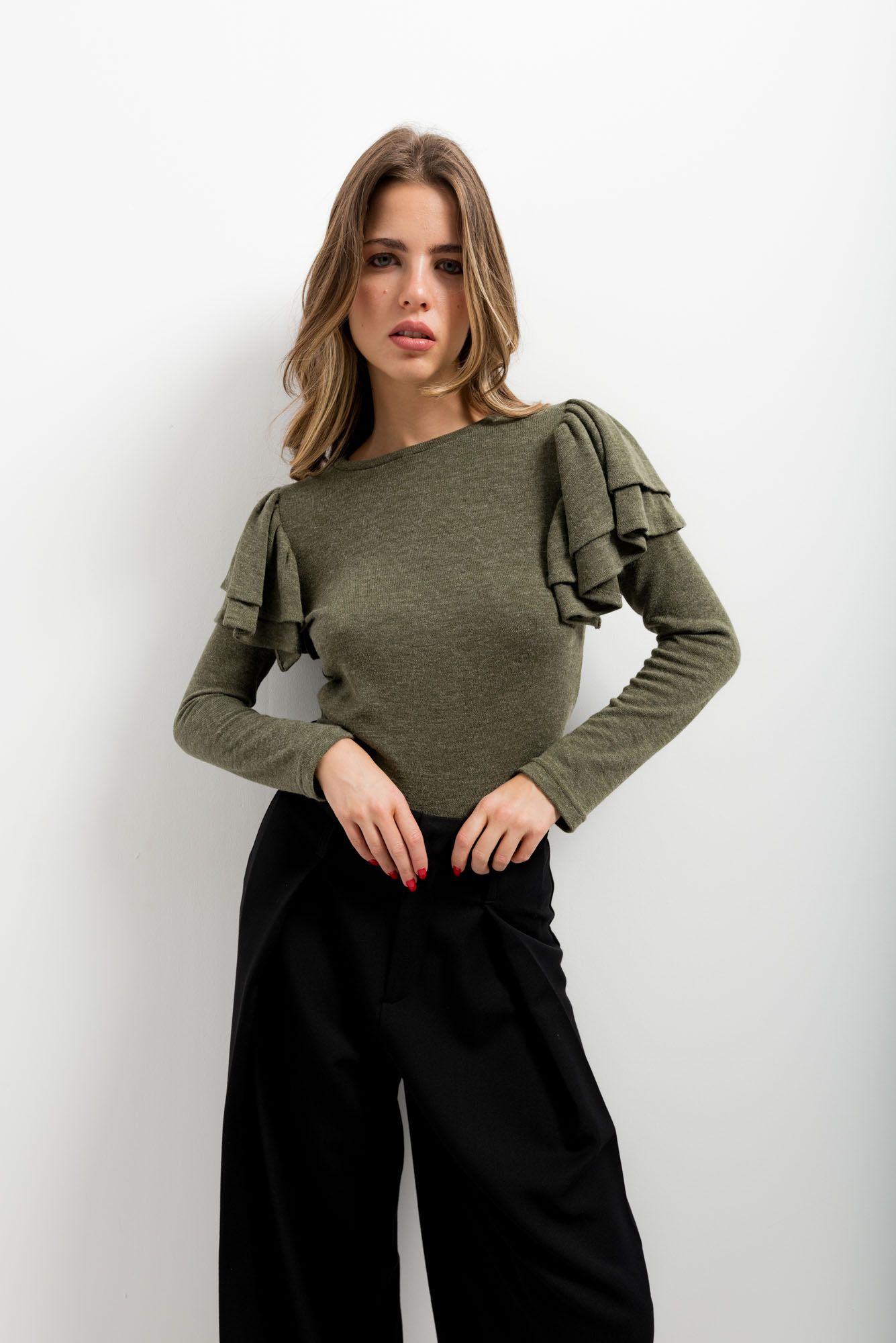 Jersey de punto con detalle de volantes en color verde y crudo
