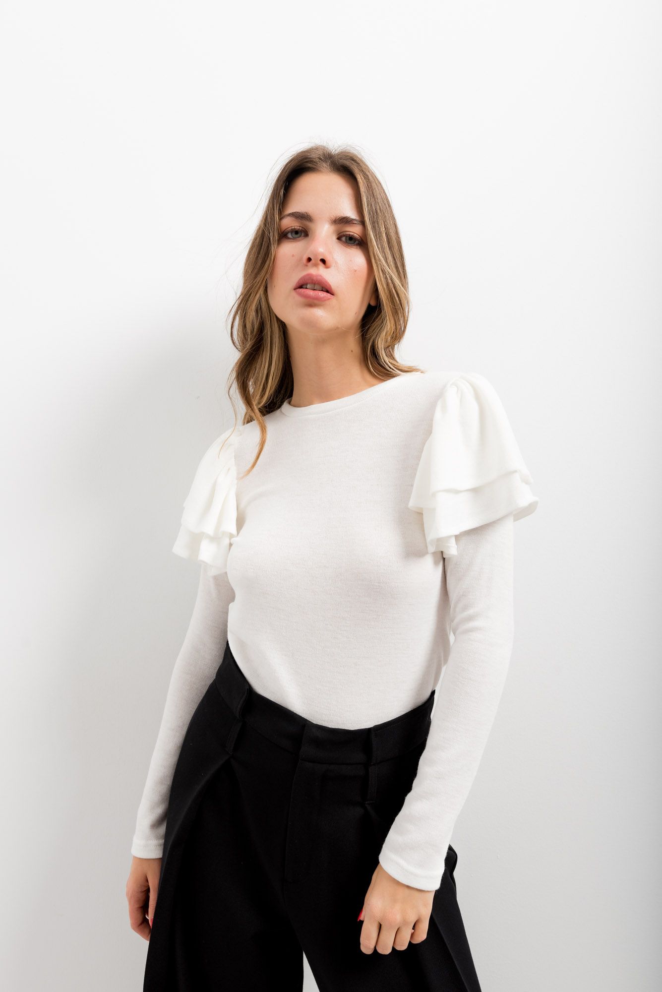 Jersey de punto con detalle de volantes en color verde y crudo