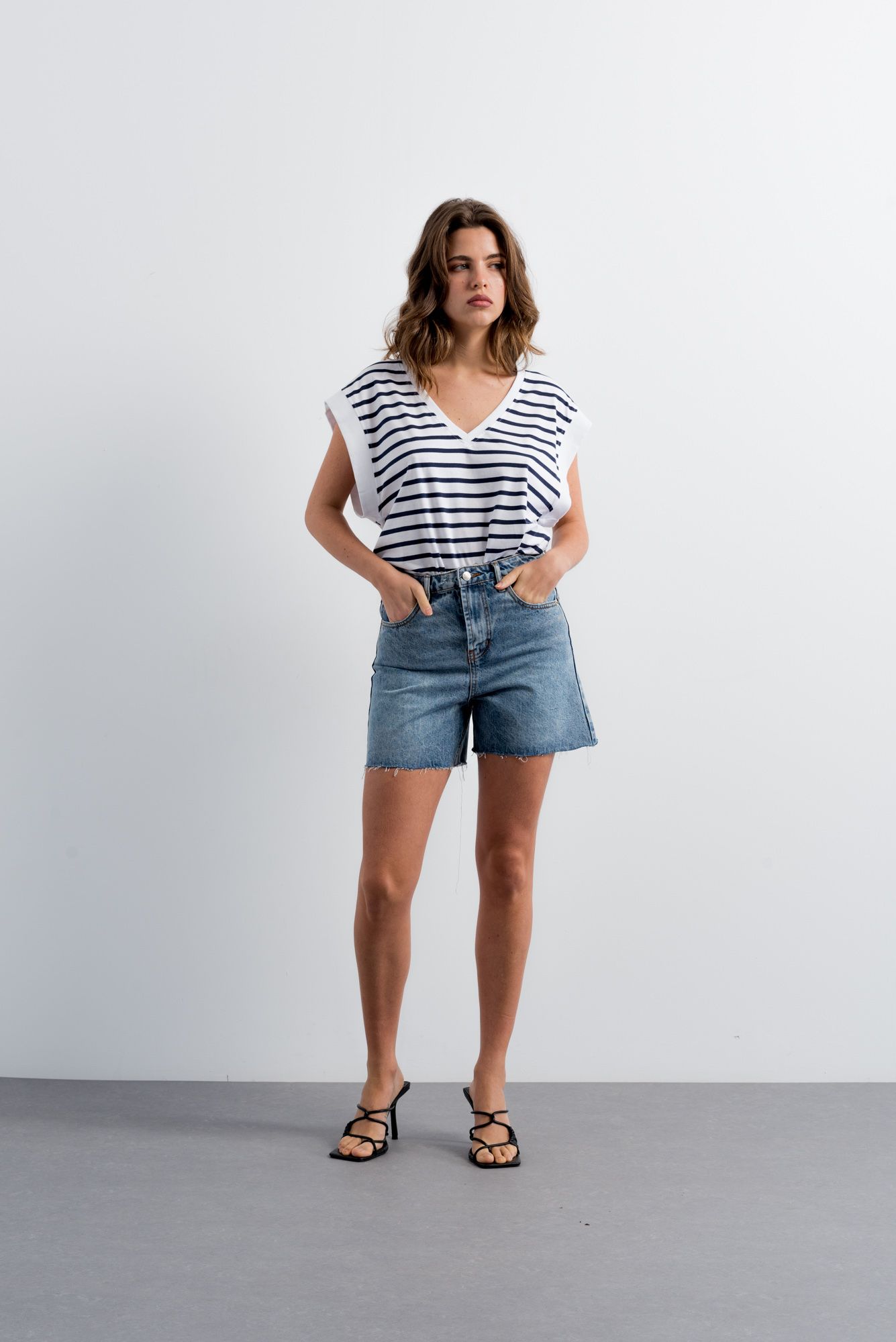 Bermudas denim clásicas de corte recto con costuras vistas en color azul vaquero