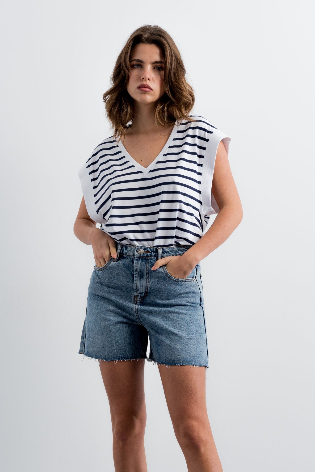 Bermudas denim clásicas de corte recto con costuras vistas en color azul vaquero