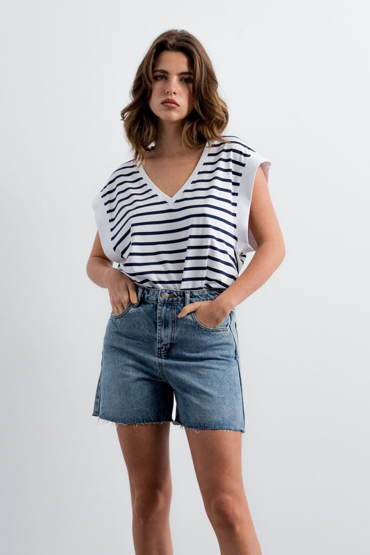Bermudas denim clásicas de corte recto con costuras vistas en color azul vaquero