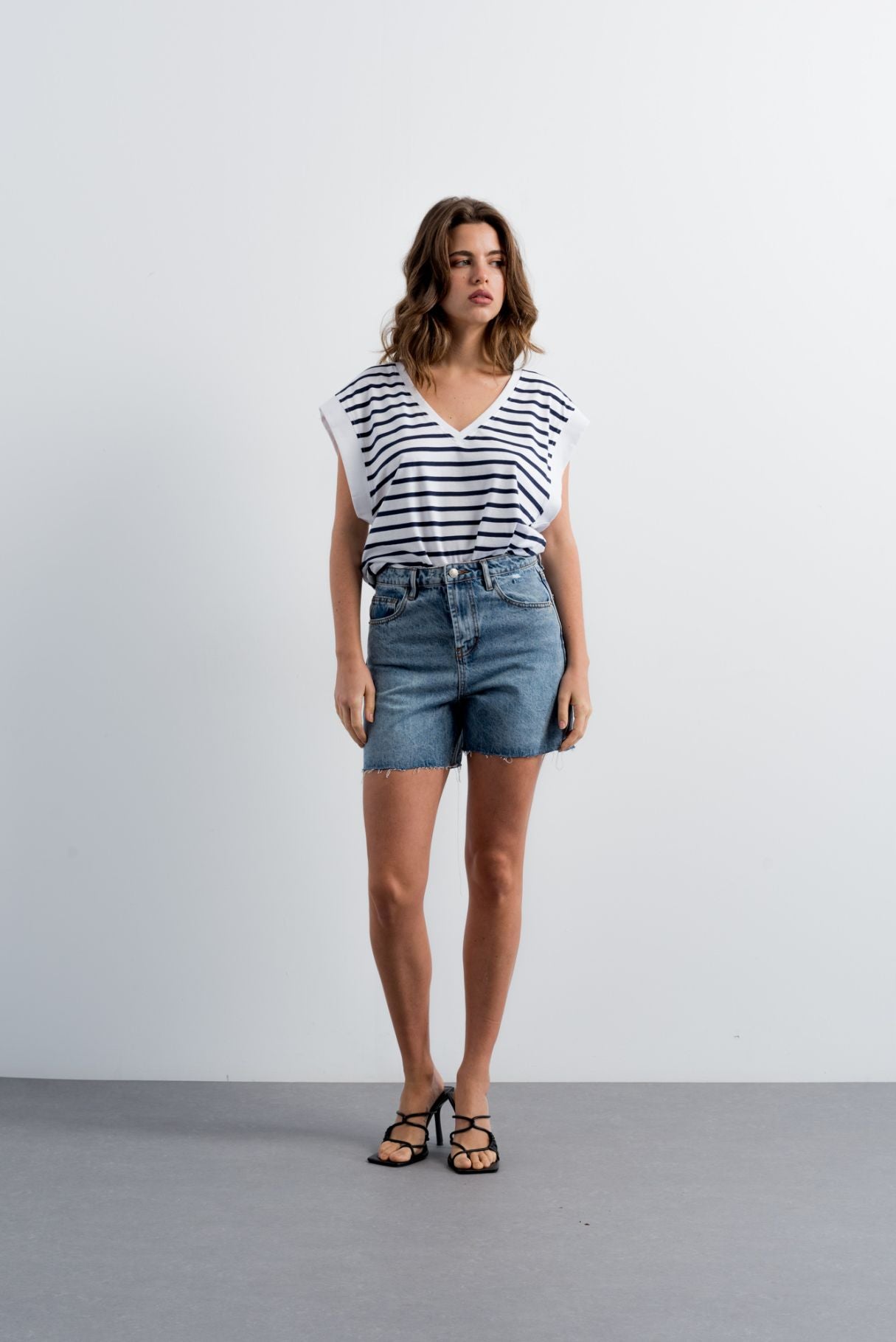 Bermudas denim clásicas de corte recto con costuras vistas en color azul vaquero