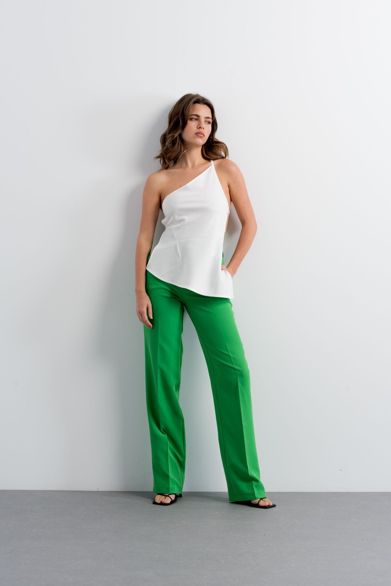 Pantalón recto verde mujer oficina eco-friendly